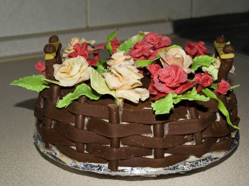 Торт корзина с клубникой