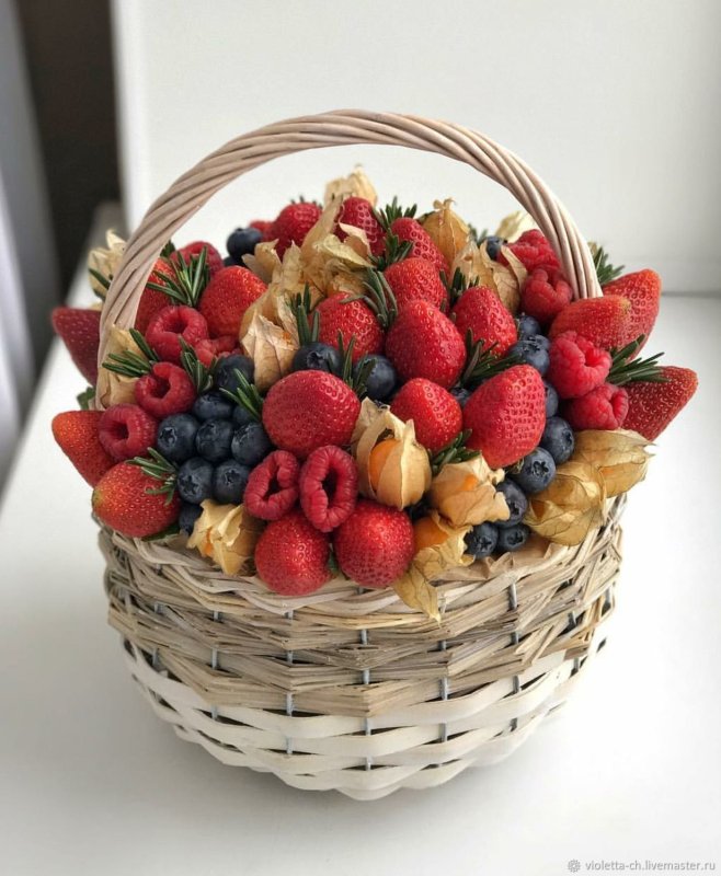 Торт корзинка с клубникой