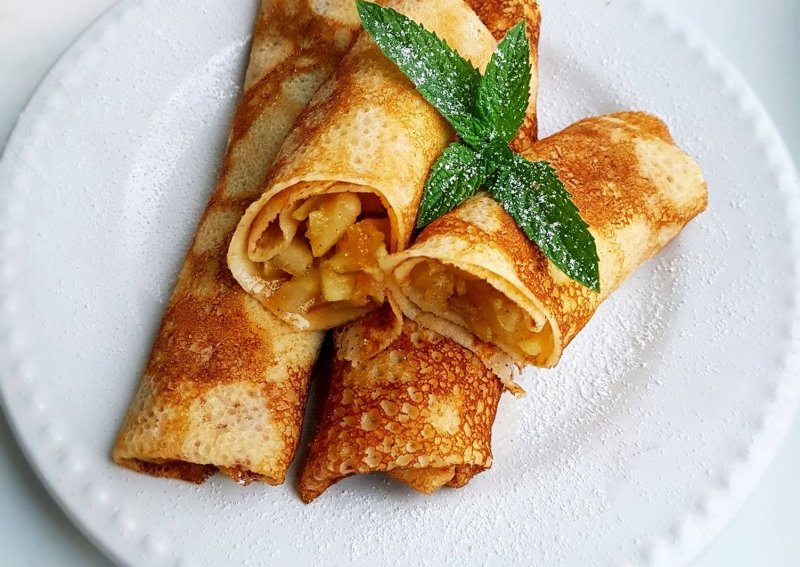 Блины с яблоком и корицей