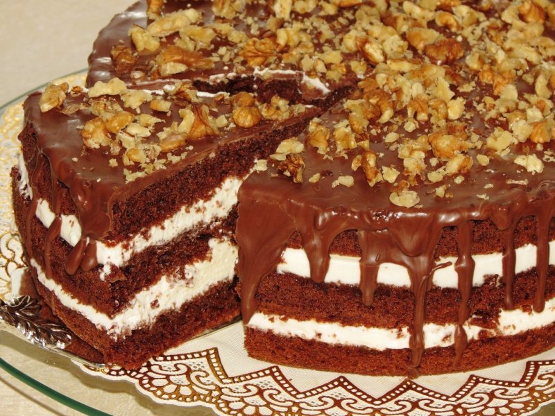 Шоколадный торт с орехами