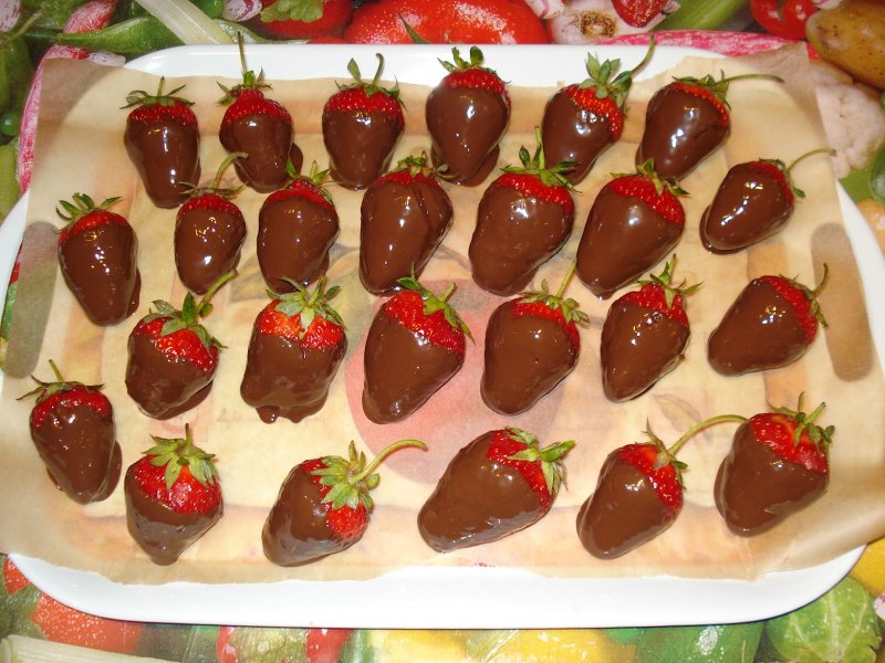 Замороженная клубника в шоколаде