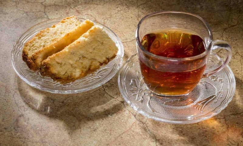 Черный чай с печеньем