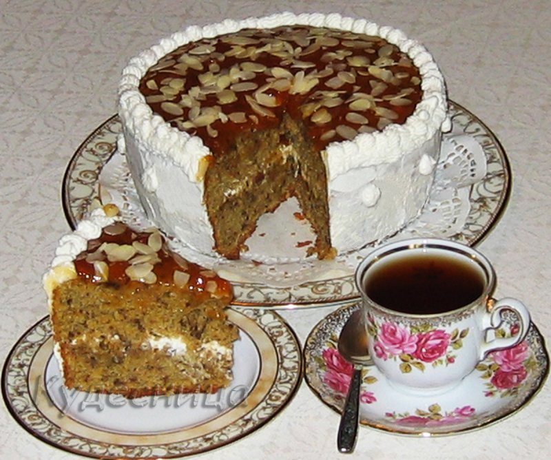 Торт украшенный миндальной стружкой