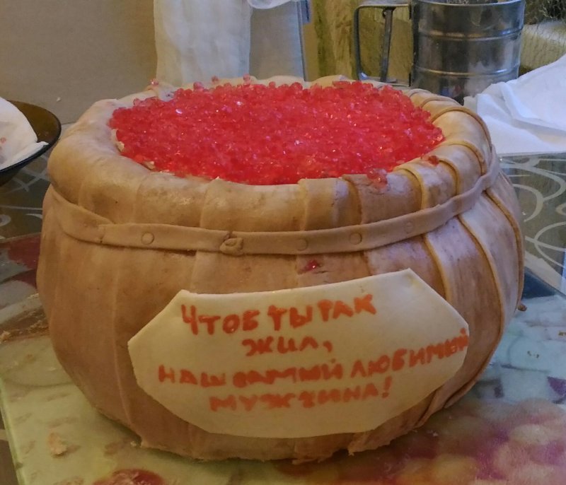 Бочонок с красной икрой