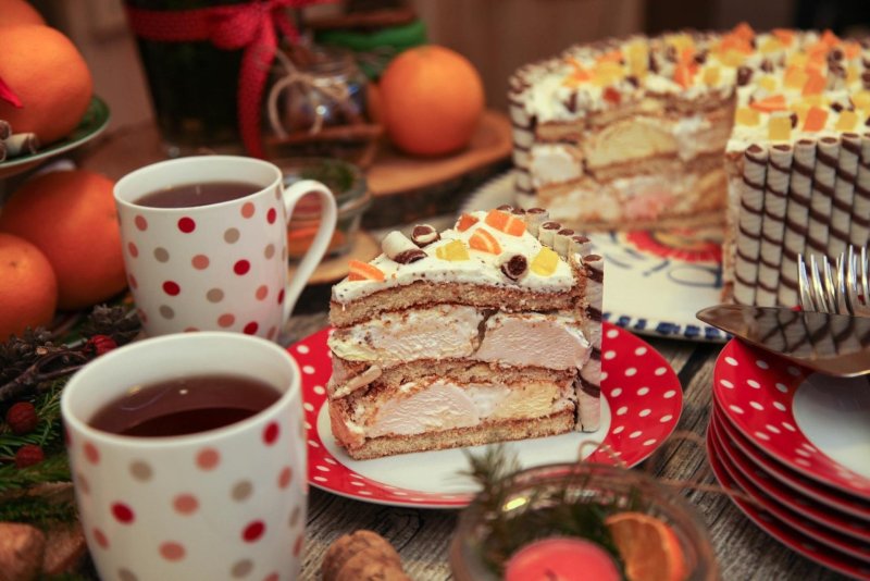Чаепитие с тортом и людьми