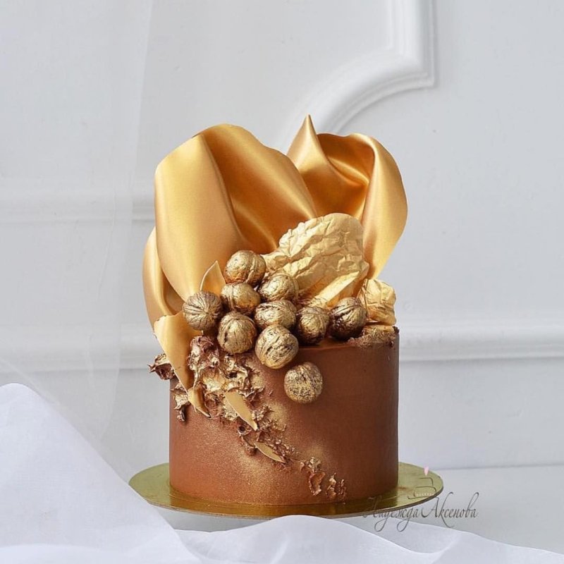 Торт с карамельным декором