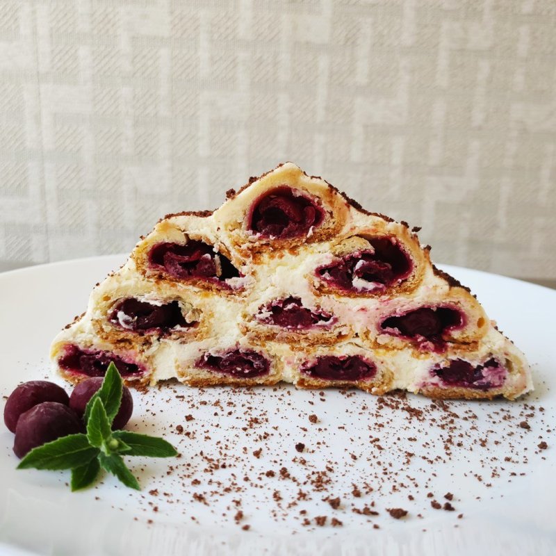 Монастырская изба с вишней