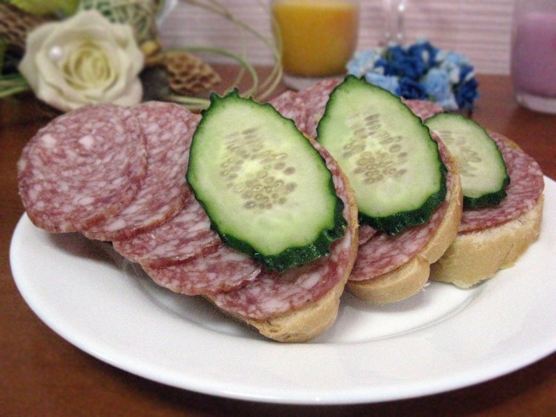 Бутерброды с колбасой и огурцом
