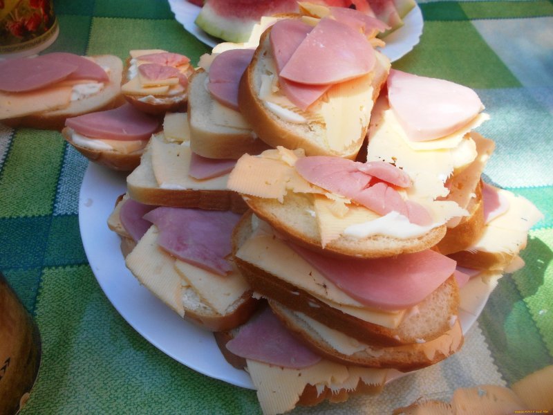 Бутеры с колбасой и сыром