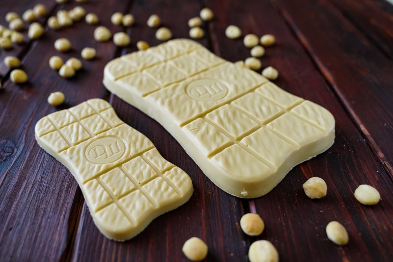 Белый шоколад с орехами миндаль