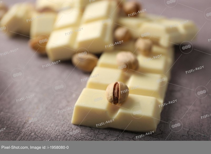 Белый шоколад с маленькими орешками