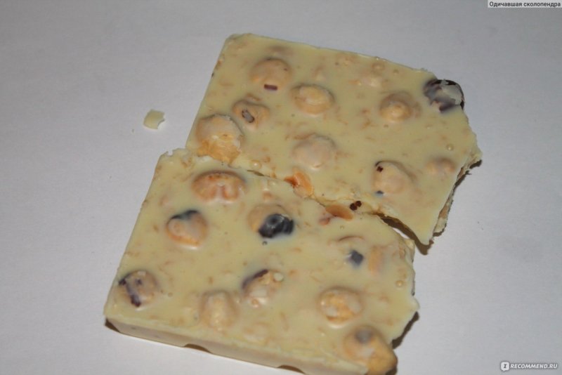 Маленький белый шоколад с орехами
