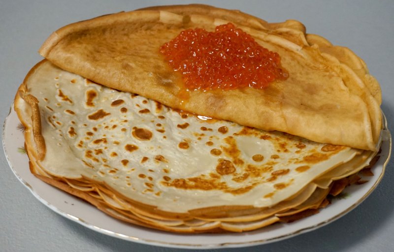 Блины на молоке с дырочками с икрой