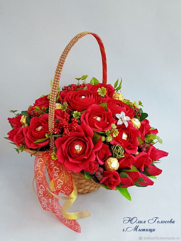 Конфетный букет в корзине