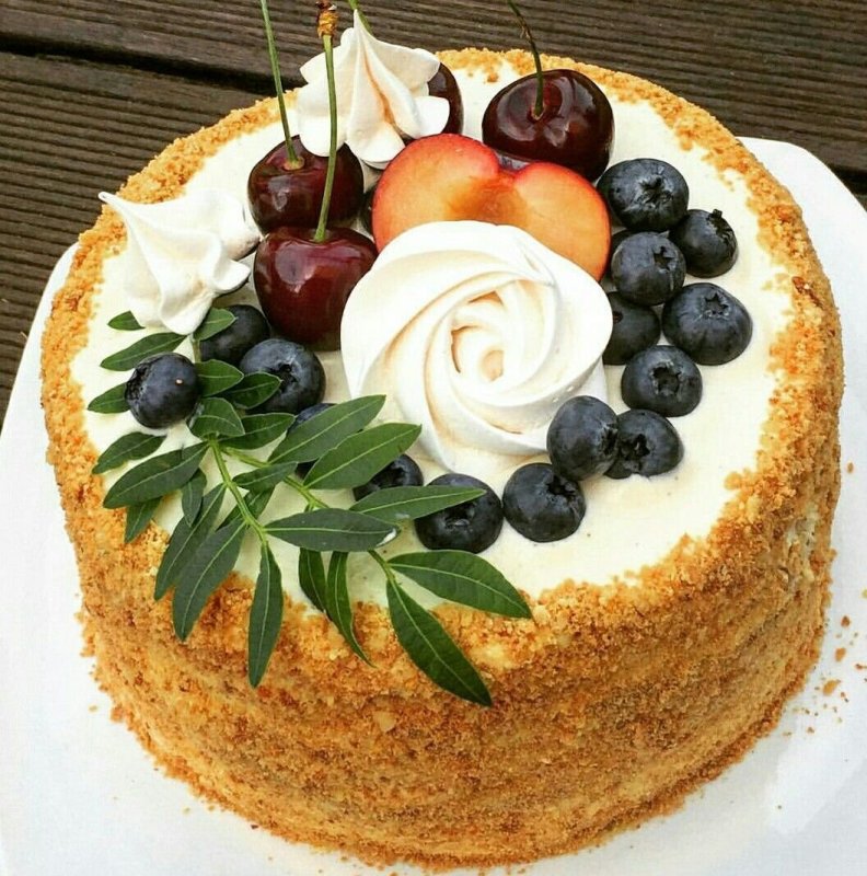 Украшение медовика клубникой