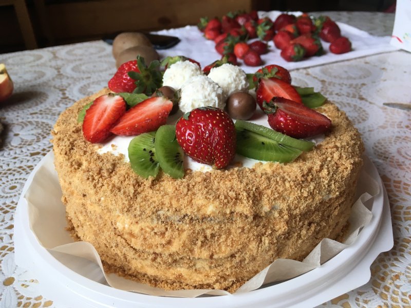Украшение медовика клубникой