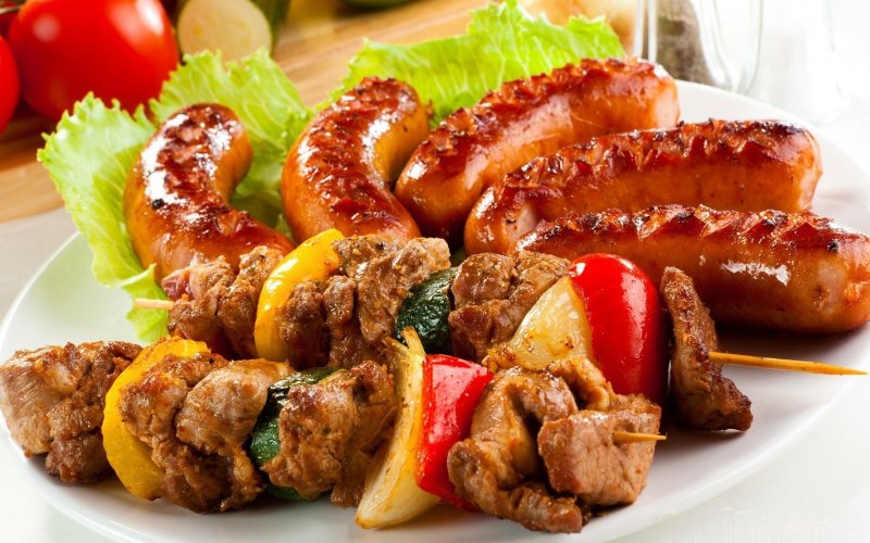 Аппетитное мясное блюдо на белом фоне