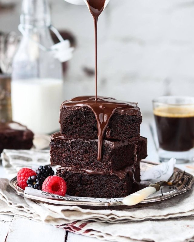 Брауни с карамелью и фундуком