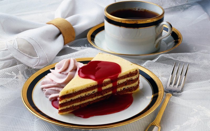 Красивые пирожные и кофе