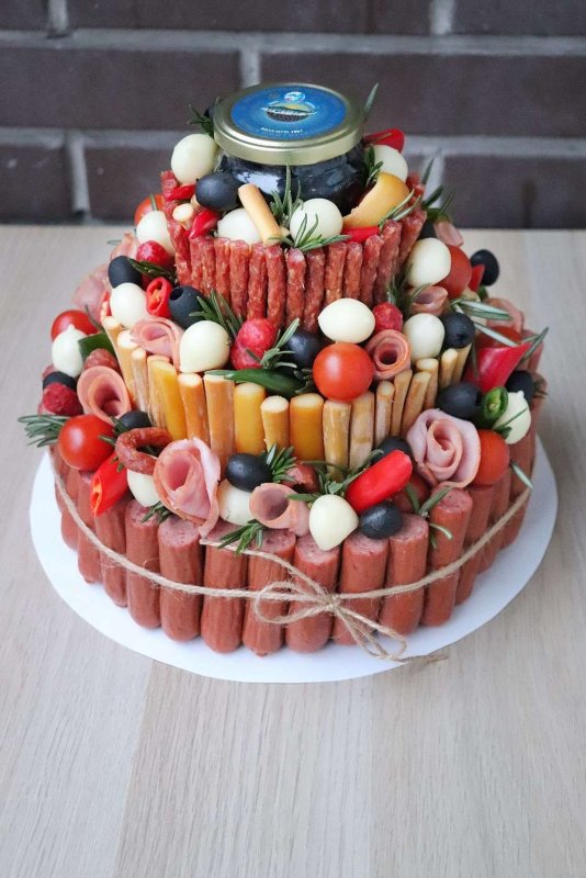 Украсить мясной торт
