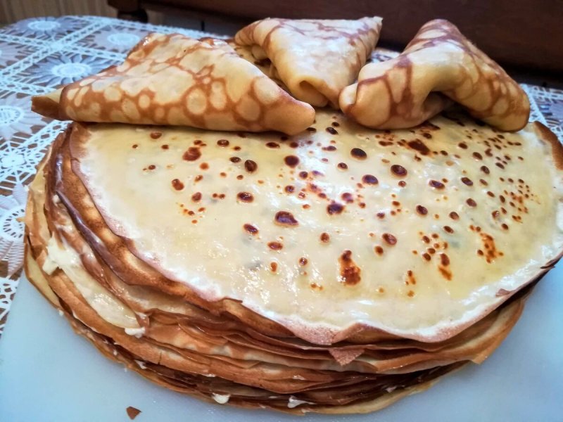 Красивые блинчики на тарелке
