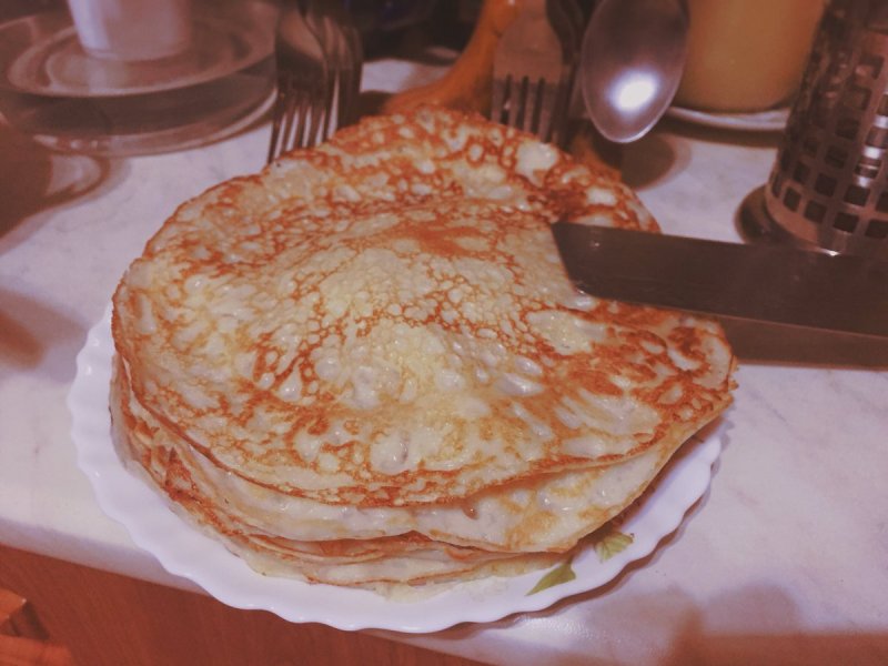 Блины на столе на кухне