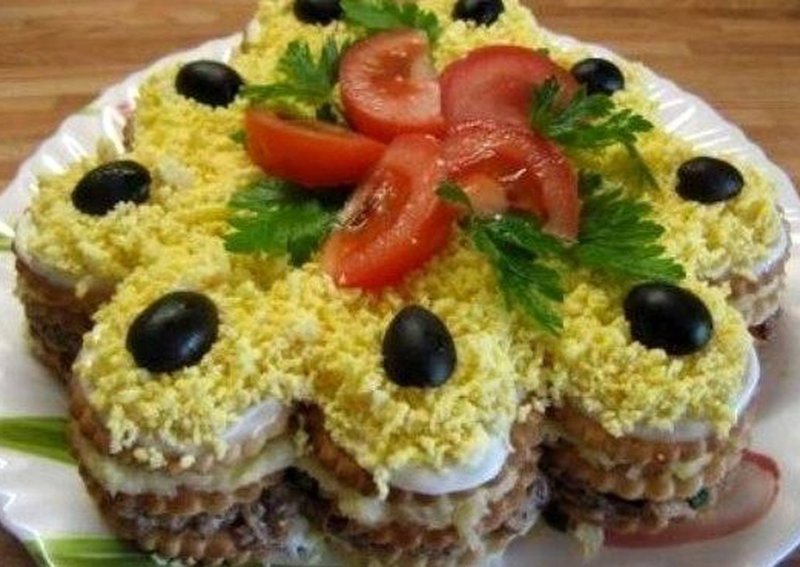 Блинчатый пирог с мясом и соусом бешамель
