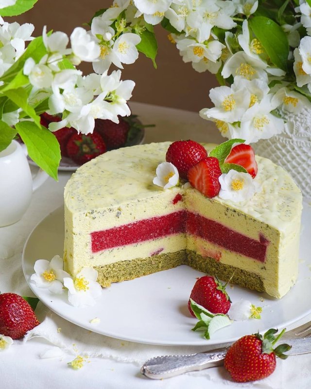 Торт с малиной и кремом чиз