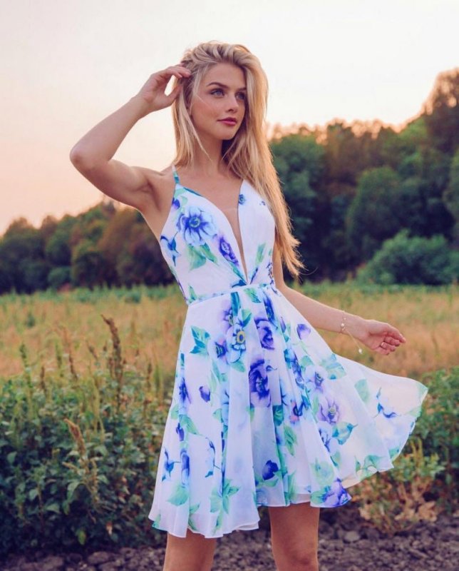 Девушка в сарафане в ромашках