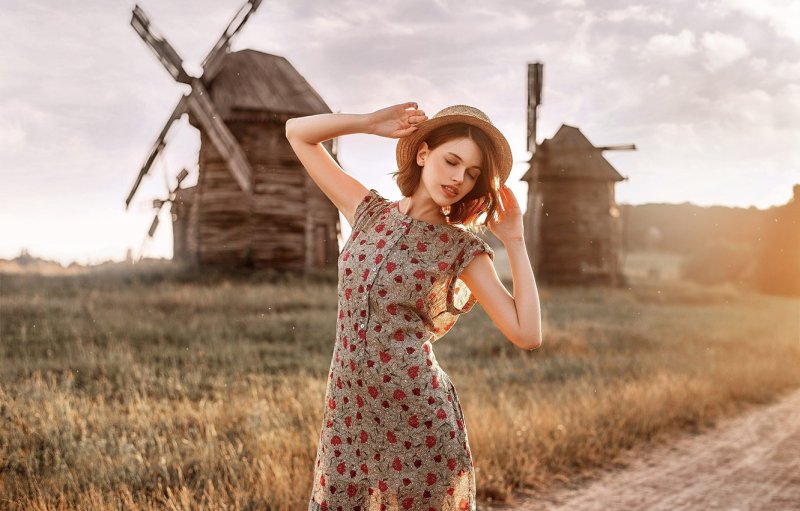 Юные девушки в сарафанах