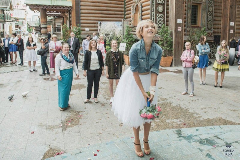 Жених и невеста в кроссовках