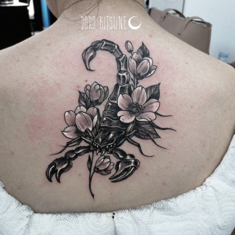 Фото Скорпион с цветком не Татуировка