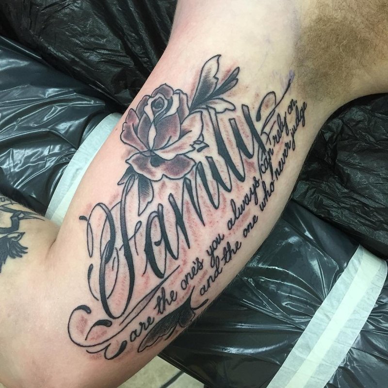 Тату надпись Family