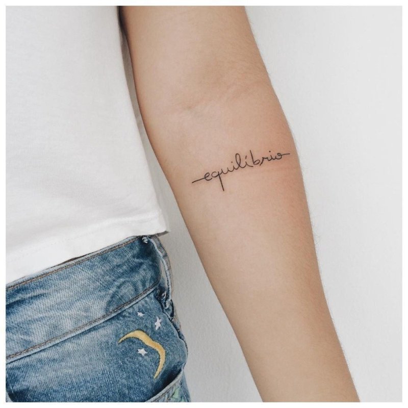 Тату на запястье для девушек Love