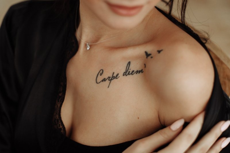 Тату надпись на ключице Carpe Diem