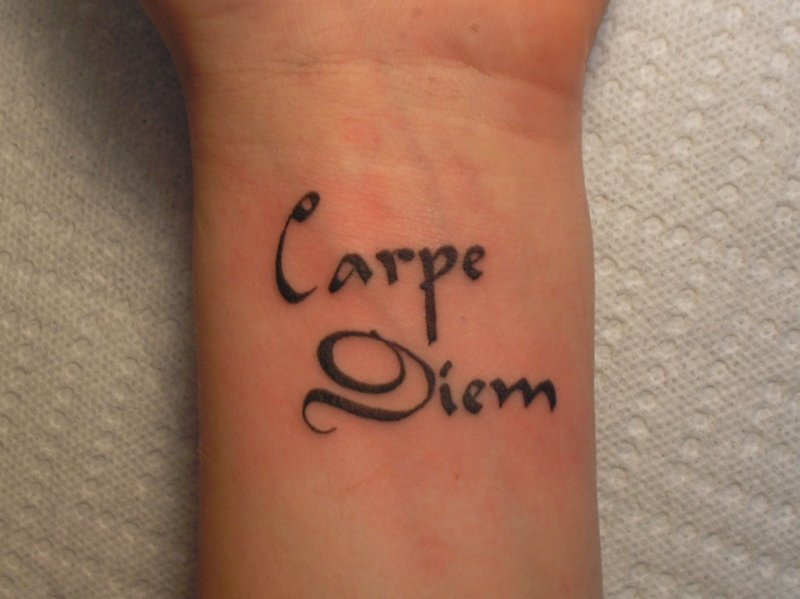 Carpe Diem Татуировка на ноге