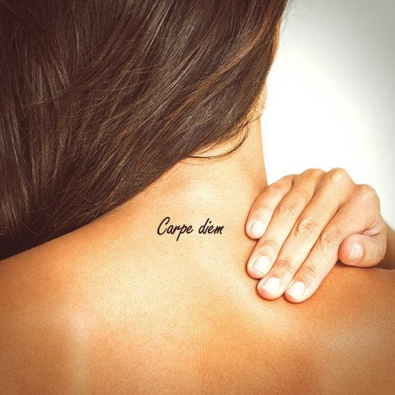 Carpe Diem тату на шее