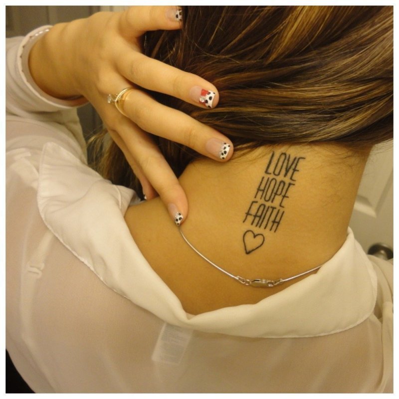 Тату на шее Love