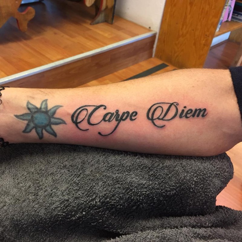 Carpe Diem тату на ноге