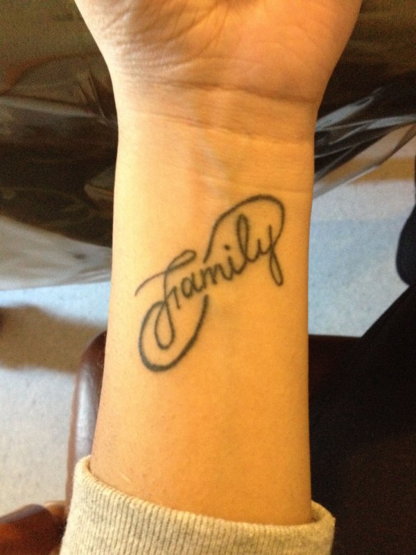 Тату надпись Family