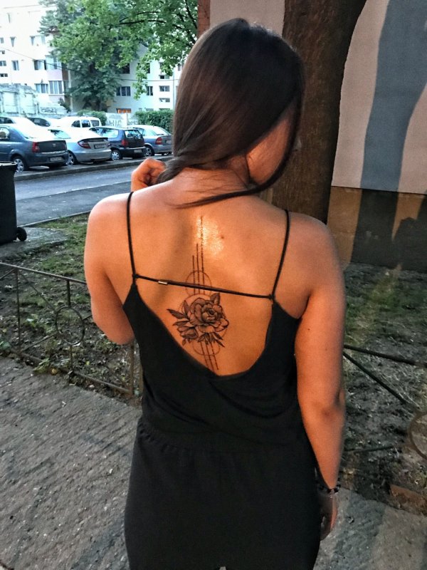 Тату на спине для девушек маленькие