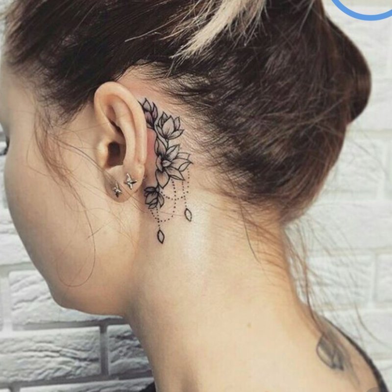 Женские тату за ухом