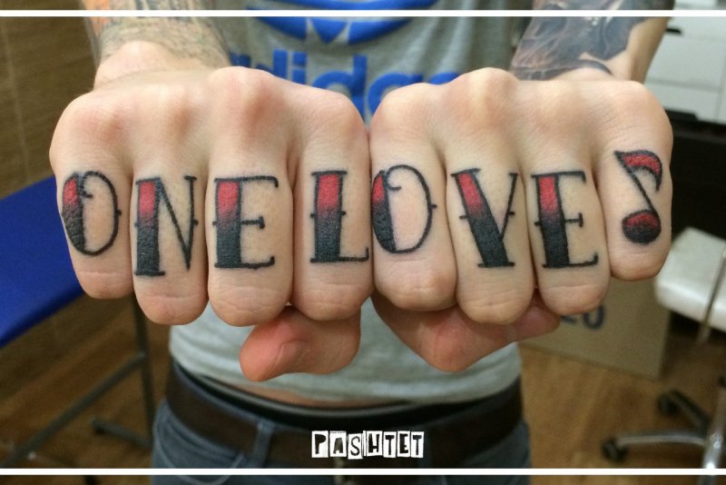 Надпись Love на пальце тату