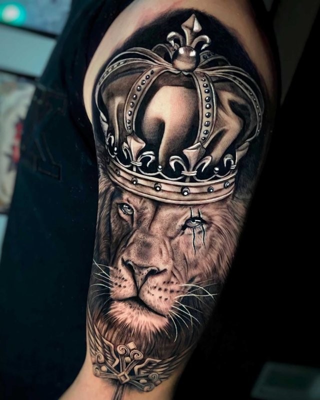 Тату львица с короной