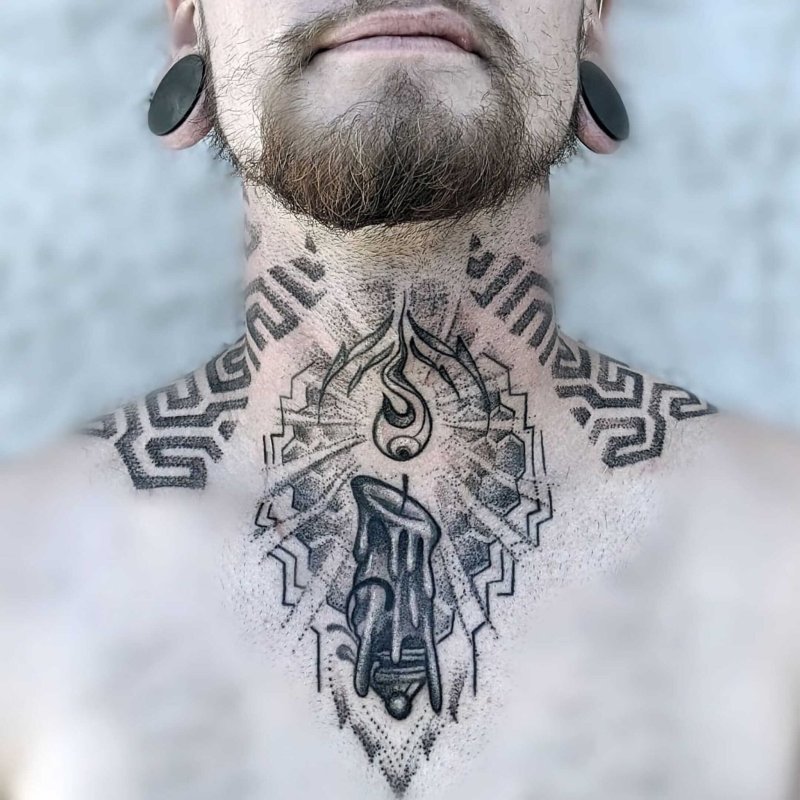 Тату на шее