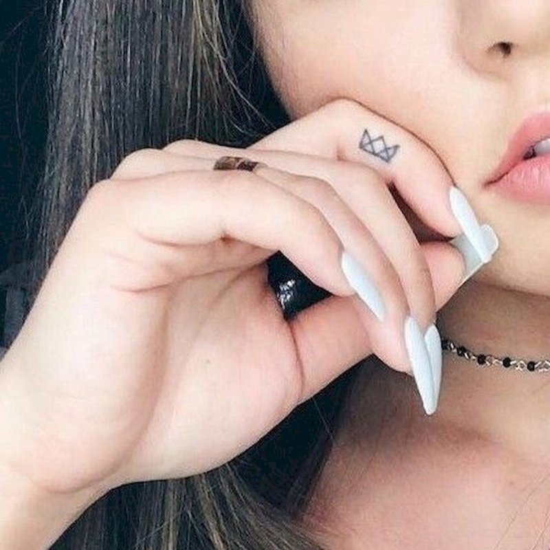 Маленькие тату для девушек на пальце