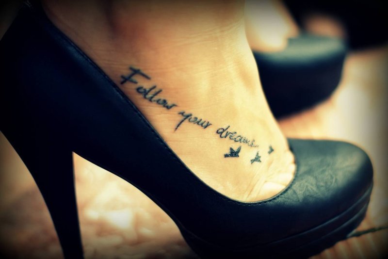 Alis volat propriis тату