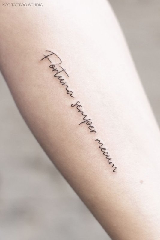 Тату надпись на ключице Carpe Diem