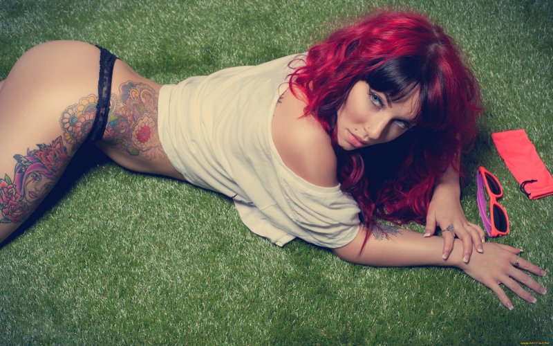Emma Howes rouge Suicide