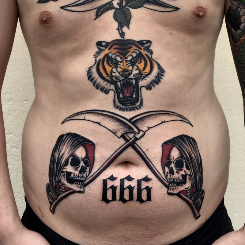 Люди с татуировками 666 на лице